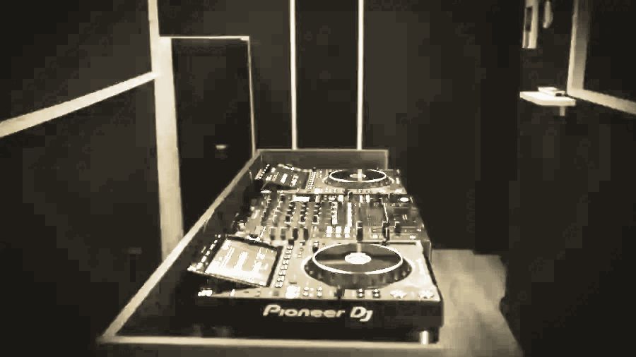 DJ Box con dos Pioneer CDJ-3000 y mixer DJM-A9