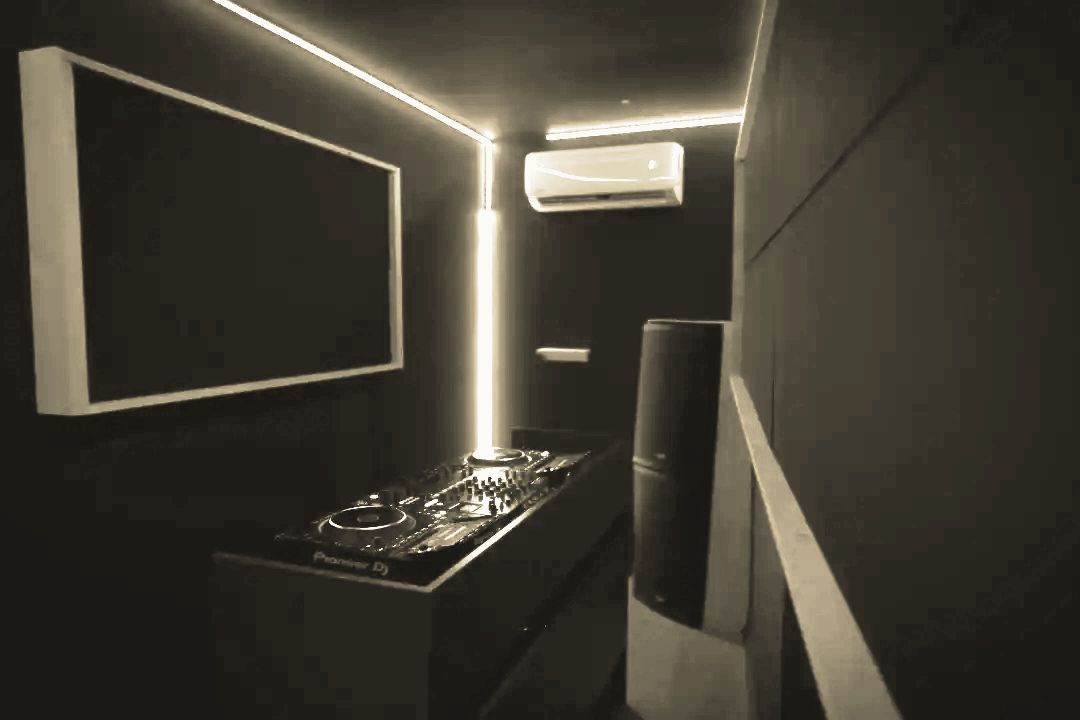 DJ Box con los Pioneer CDJ-3000 y el altavoz FBT