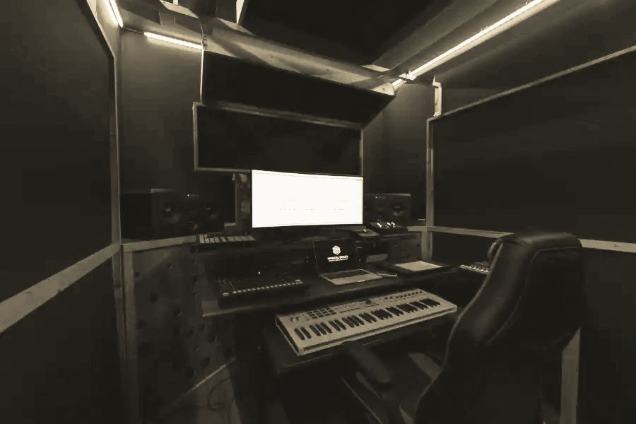 Production Box con SSL BiG SiX y teclado Arturia